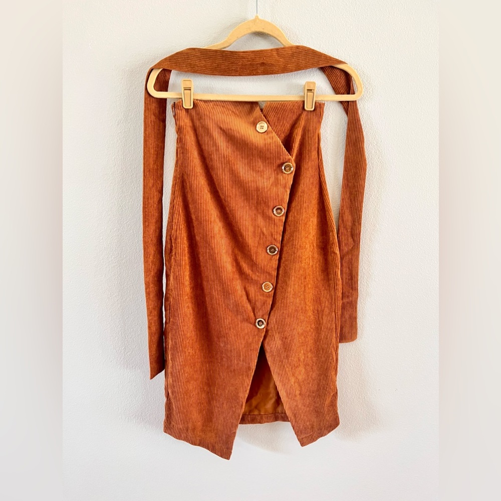 High waisted corduroy skirt with laces.